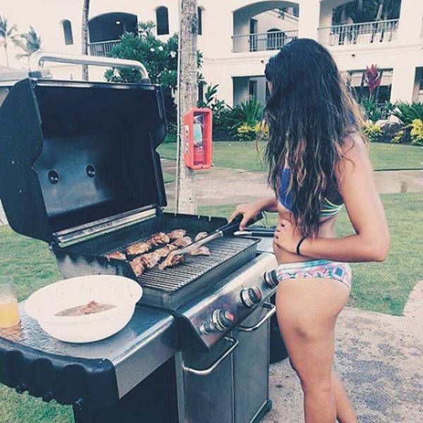 some_hot_ladies_tuck_into_some_bbq_640_03